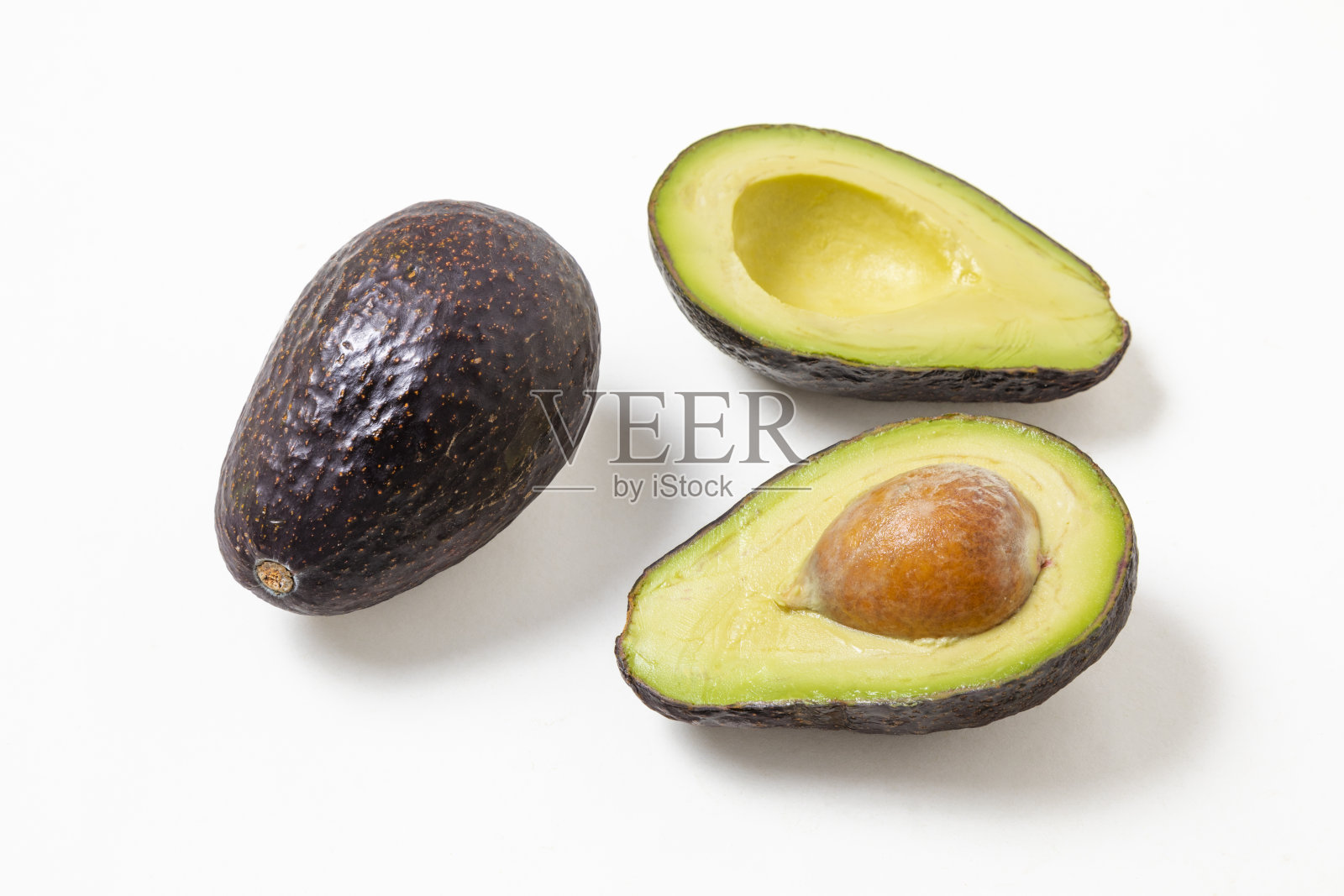 一个切片的牛油果和一个完整的白色背景牛油果照片摄影图片
