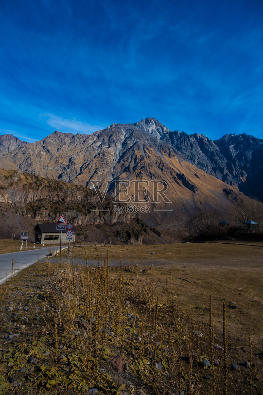 格鲁吉亚国家，卡兹贝吉，美丽的自然山脉全景，在卡兹贝吉国家公园欣赏令人惊叹的高加索山峰和草地。照片摄影图片