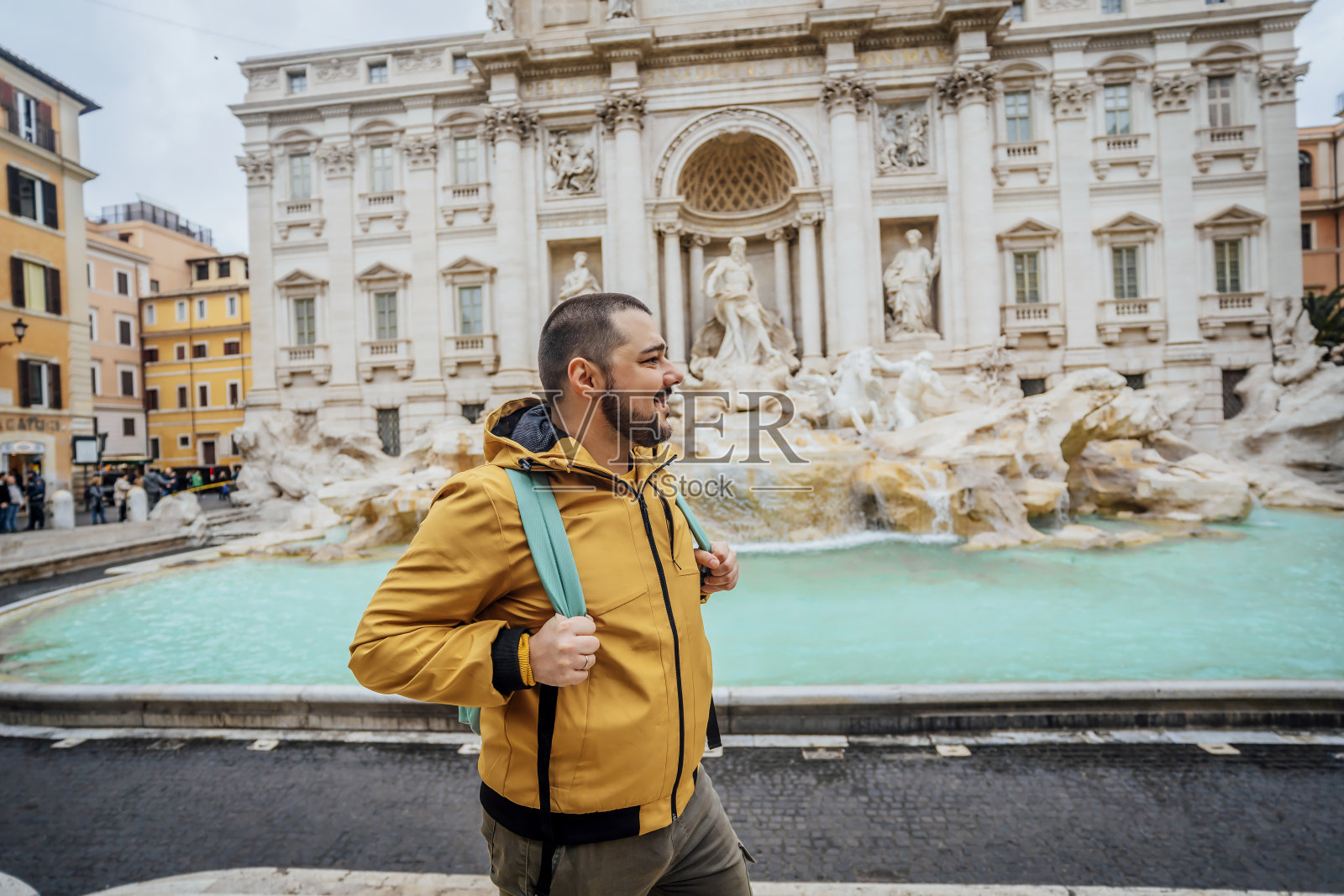一名游客在意大利罗马著名的特莱维喷泉前照片摄影图片