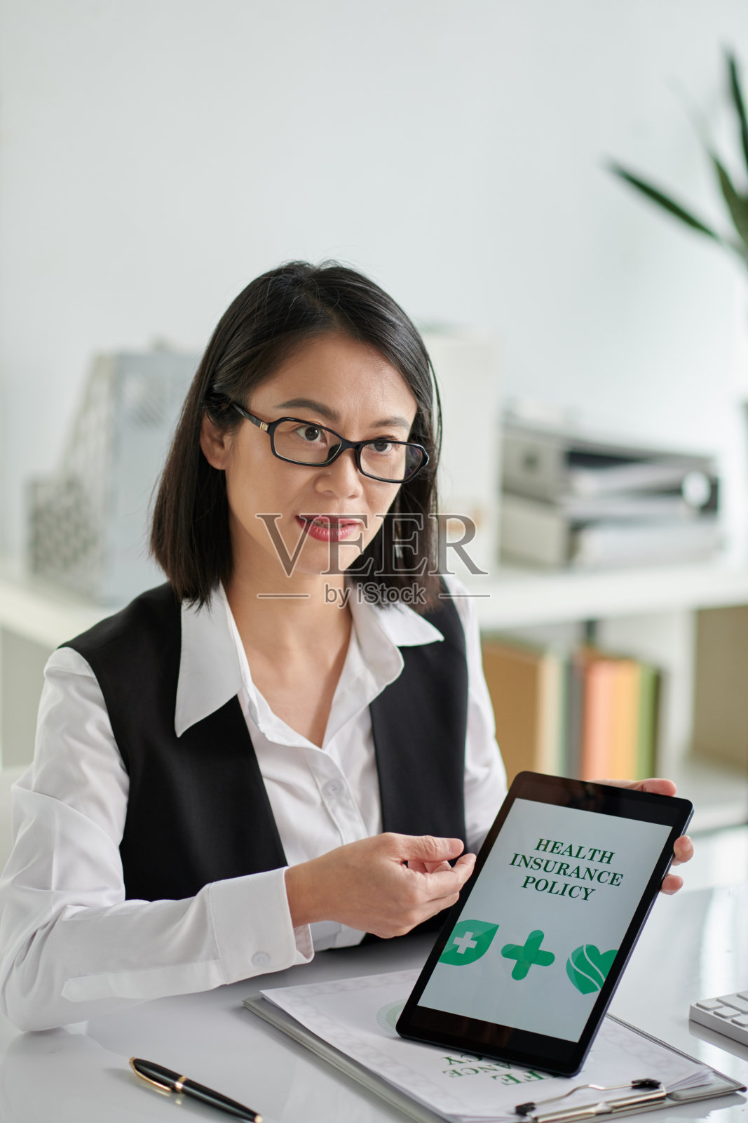 保险代理人出示保险单照片摄影图片