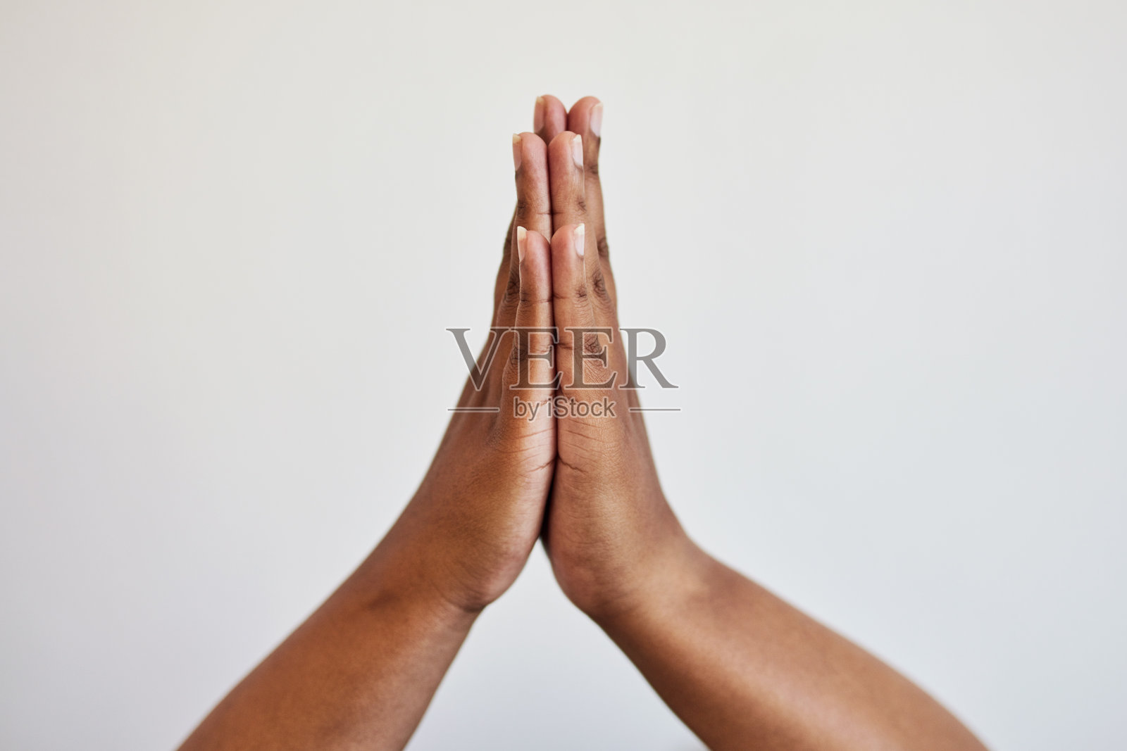 手，击掌和动机与人在工作室的灰色背景上庆祝或成功。支持、赢家和伙伴关系挂在一面墙上，代表团队合作、灵感或取得成功照片摄影图片