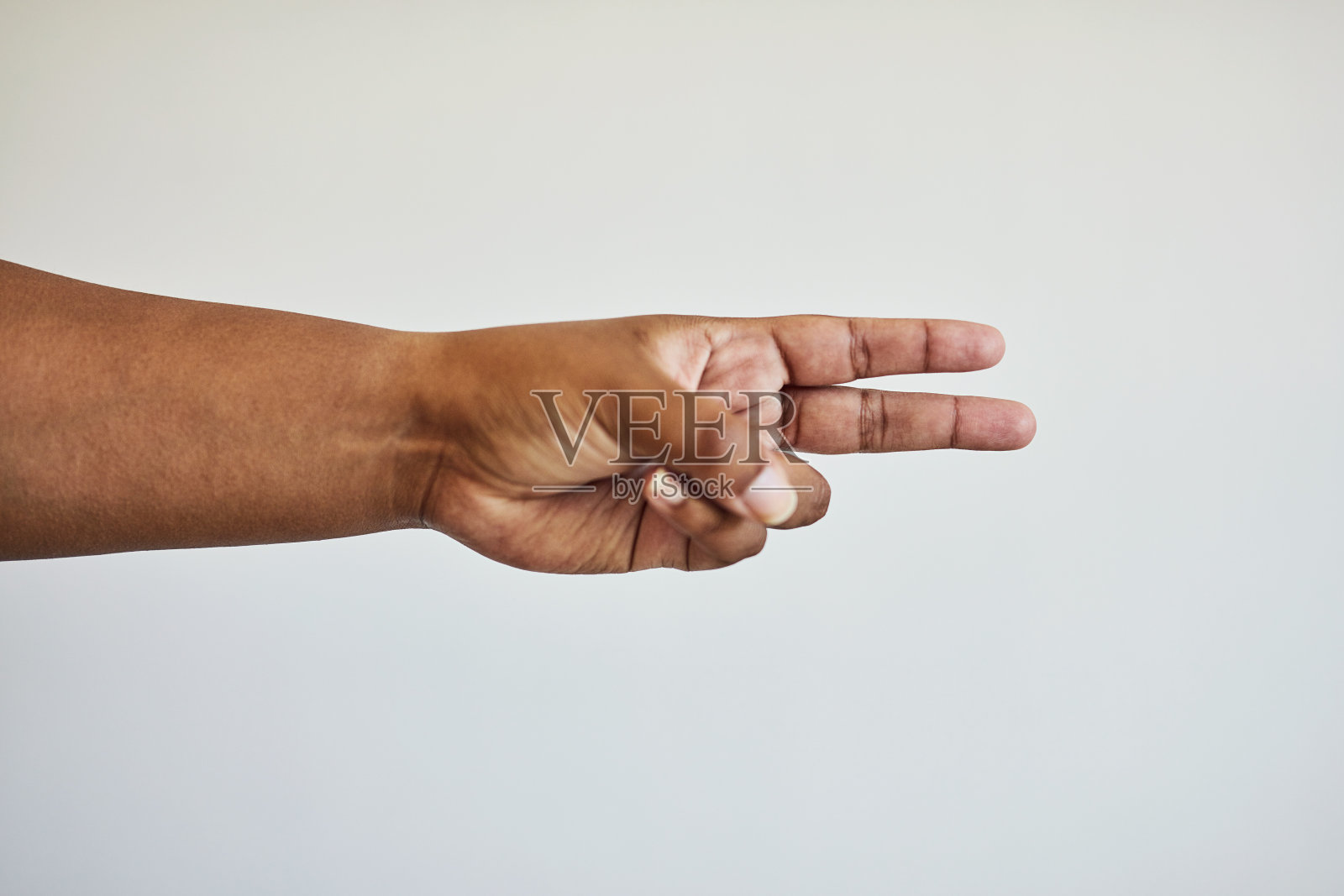 手语，两个手指和手在白色背景上的数字，计数和和平信号在工作室。交流，asl手势和孤立的手掌学习，聋人教育和数字符号照片摄影图片