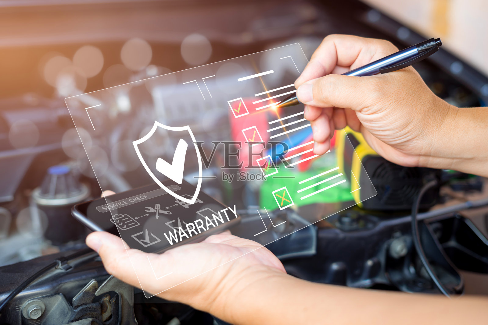 虚拟屏幕上的客户服务质量保证概念，员工用智能手机上的数字文件检查汽车服务质量保证的条件，现代工作汽车服务技术照片摄影图片