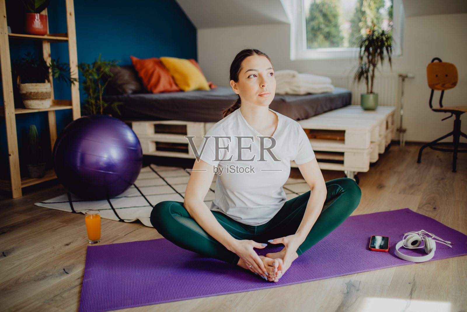 一名孕妇在她的房间里练习瑜伽照片摄影图片