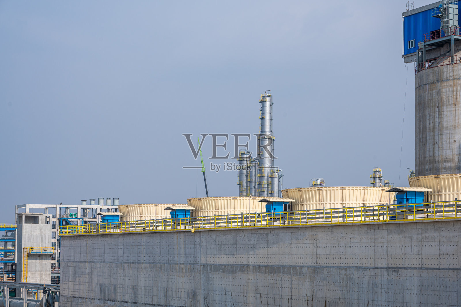 在建化工厂厂房及设备照片摄影图片