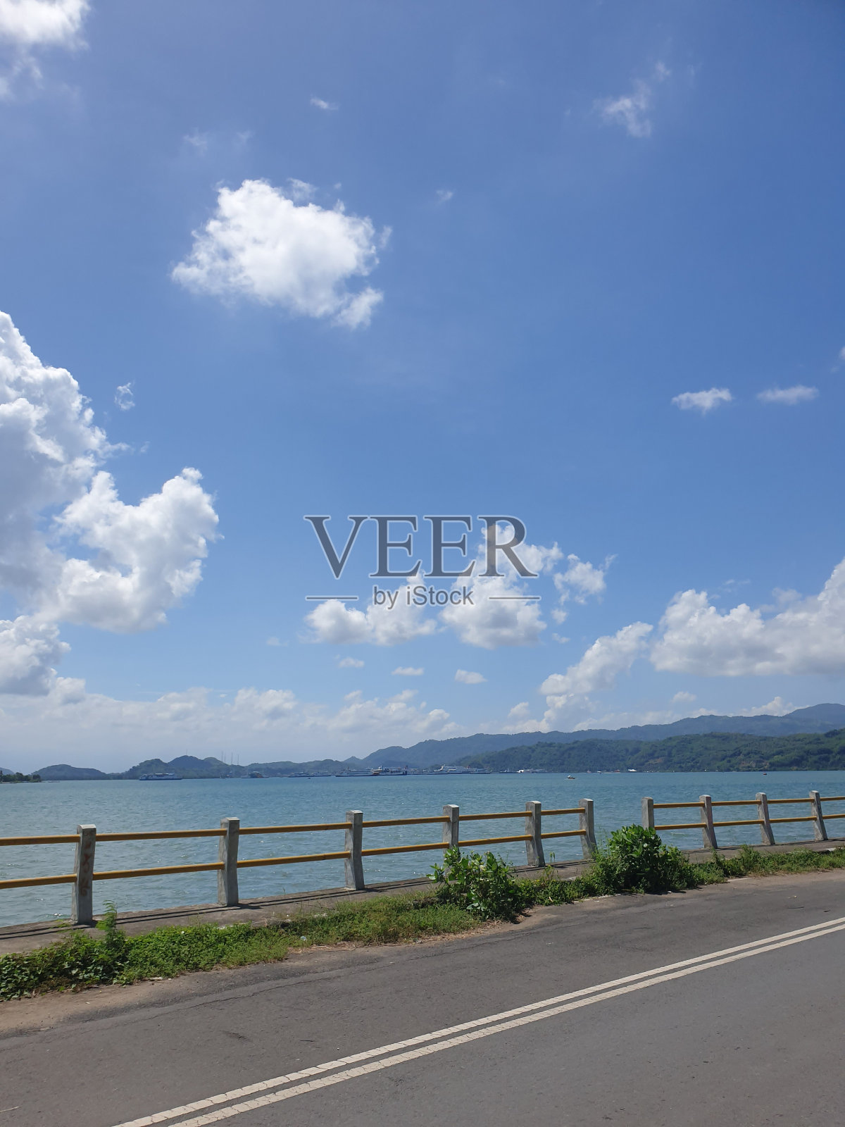 海滩上天气晴朗照片摄影图片