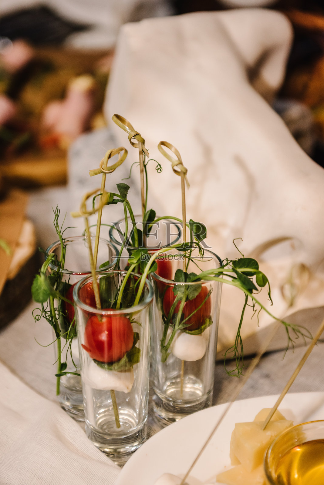 自助餐桌上。迷你冷食，公共餐饮的开胃菜。盘子上的食物，节日桌上的餐盘。自助餐。庆祝生日会，洗礼，婚礼，公司。照片摄影图片