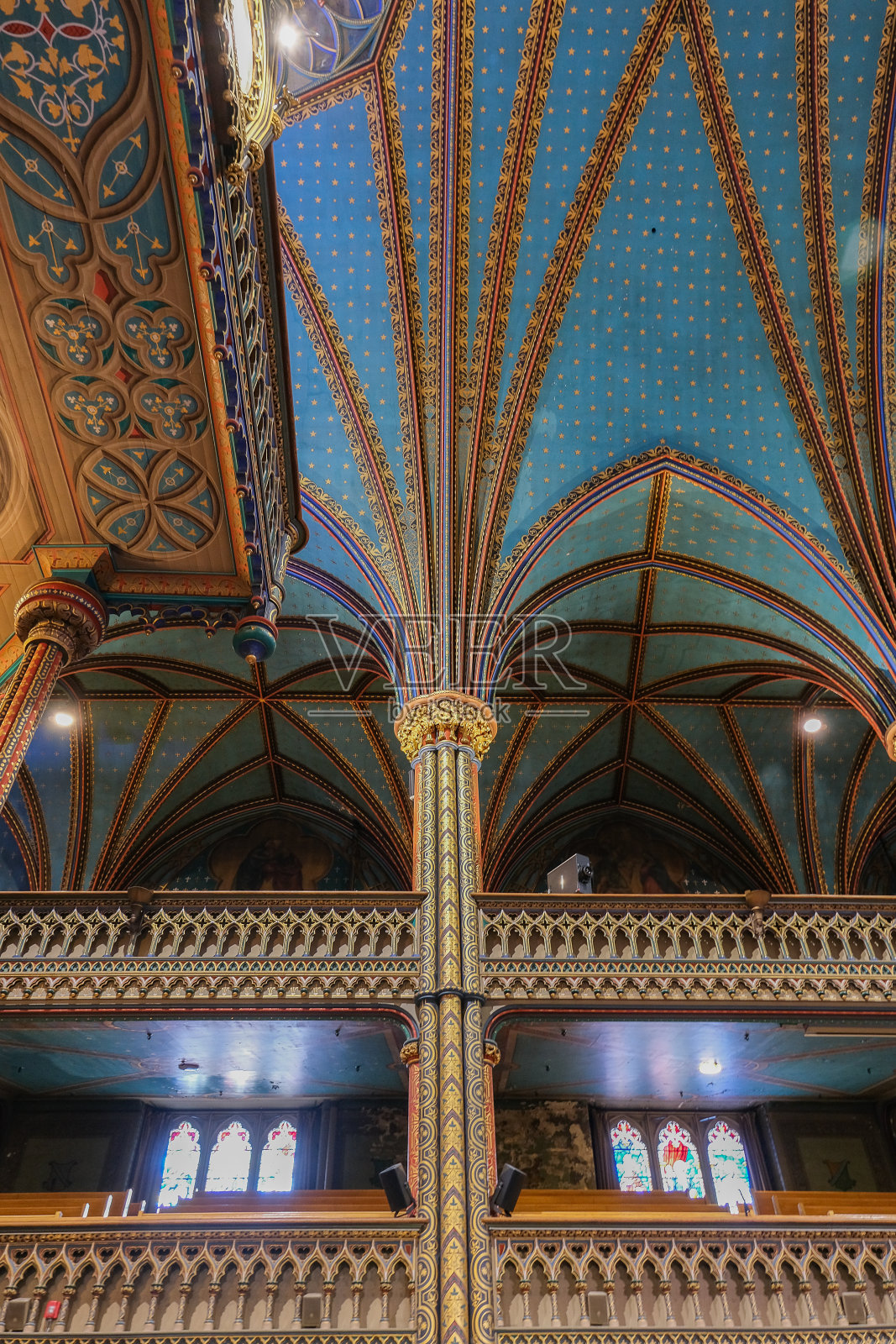 华丽华丽的新哥特式教堂大教堂内部与灰泥，壁画，祭坛，柱，天花板画，黄金，木圆顶中殿。照片摄影图片