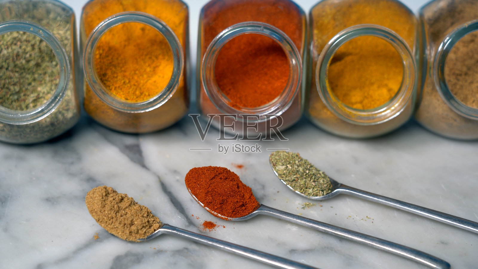 烹饪香料-孜然，辣椒粉，咖喱，姜黄，辣椒，胡椒，盐，姜是非洲摩洛哥印度菜的典型香料-厨房中的健康和幸福-地中海饮食照片摄影图片