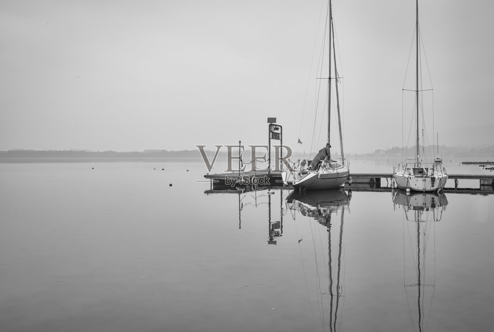 维韦罗尼湖冬季全景。黑白照片照片摄影图片