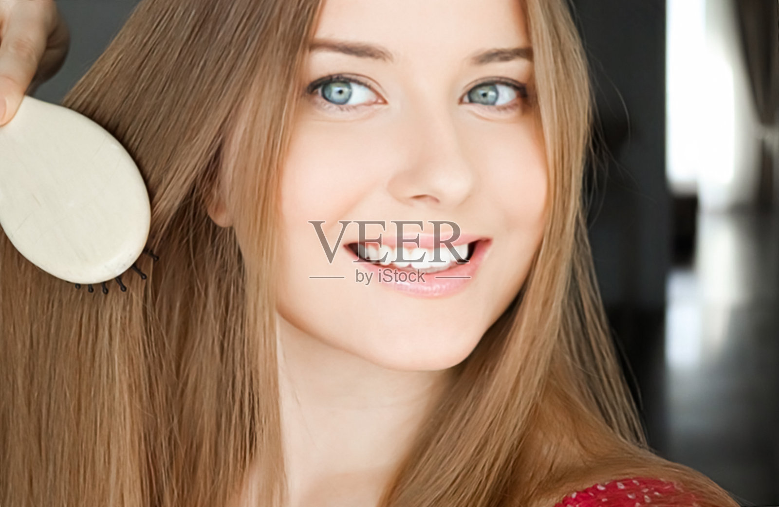 美丽快乐的女人梳理她的长发照片摄影图片