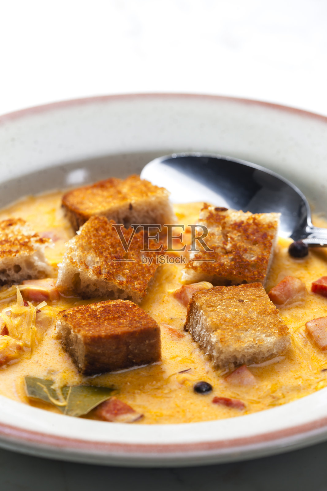 卷心菜汤配熏肉和烤面包照片摄影图片