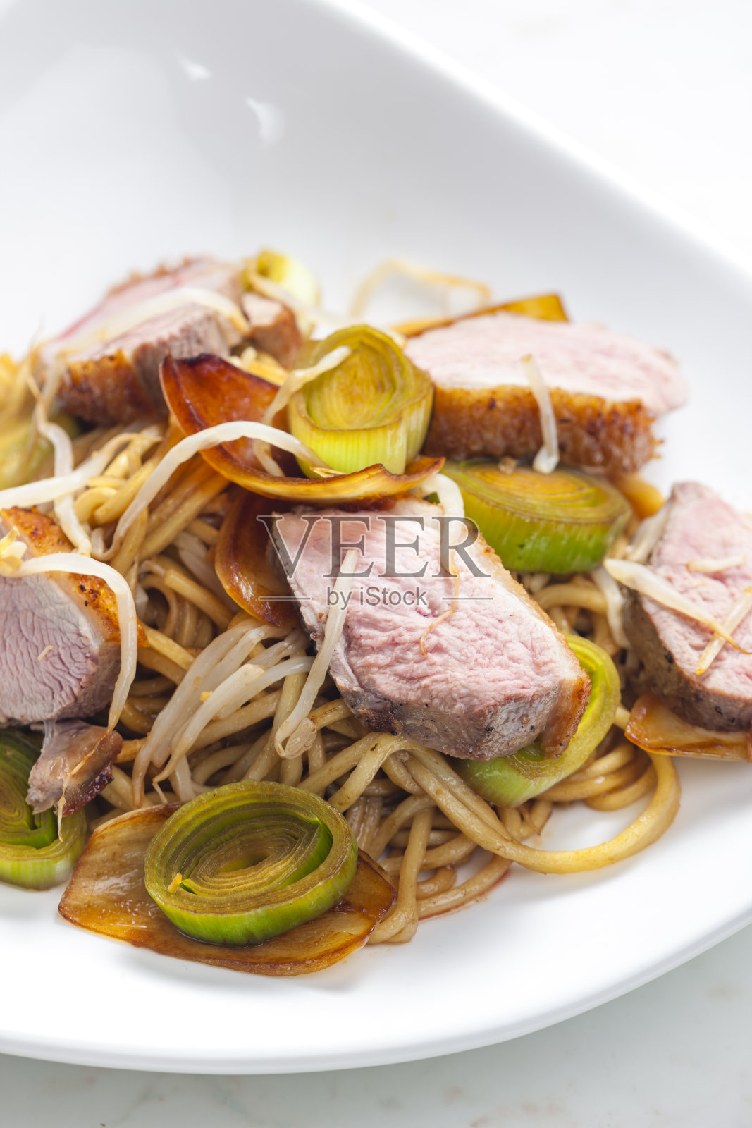 鸭胸片配面条、蔬菜和竹笋照片摄影图片