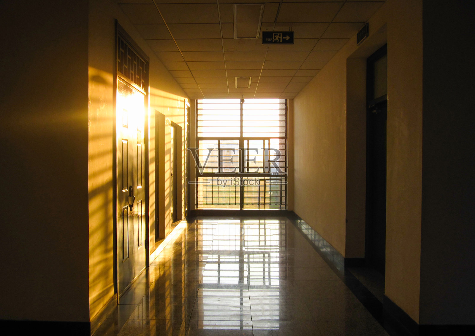 有日落的走廊照片摄影图片