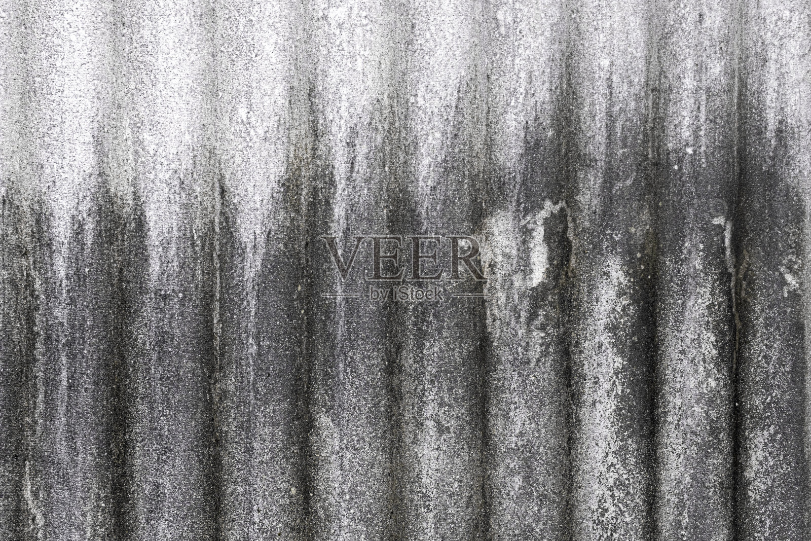 白色喷漆铝板与撕裂和污渍照片摄影图片