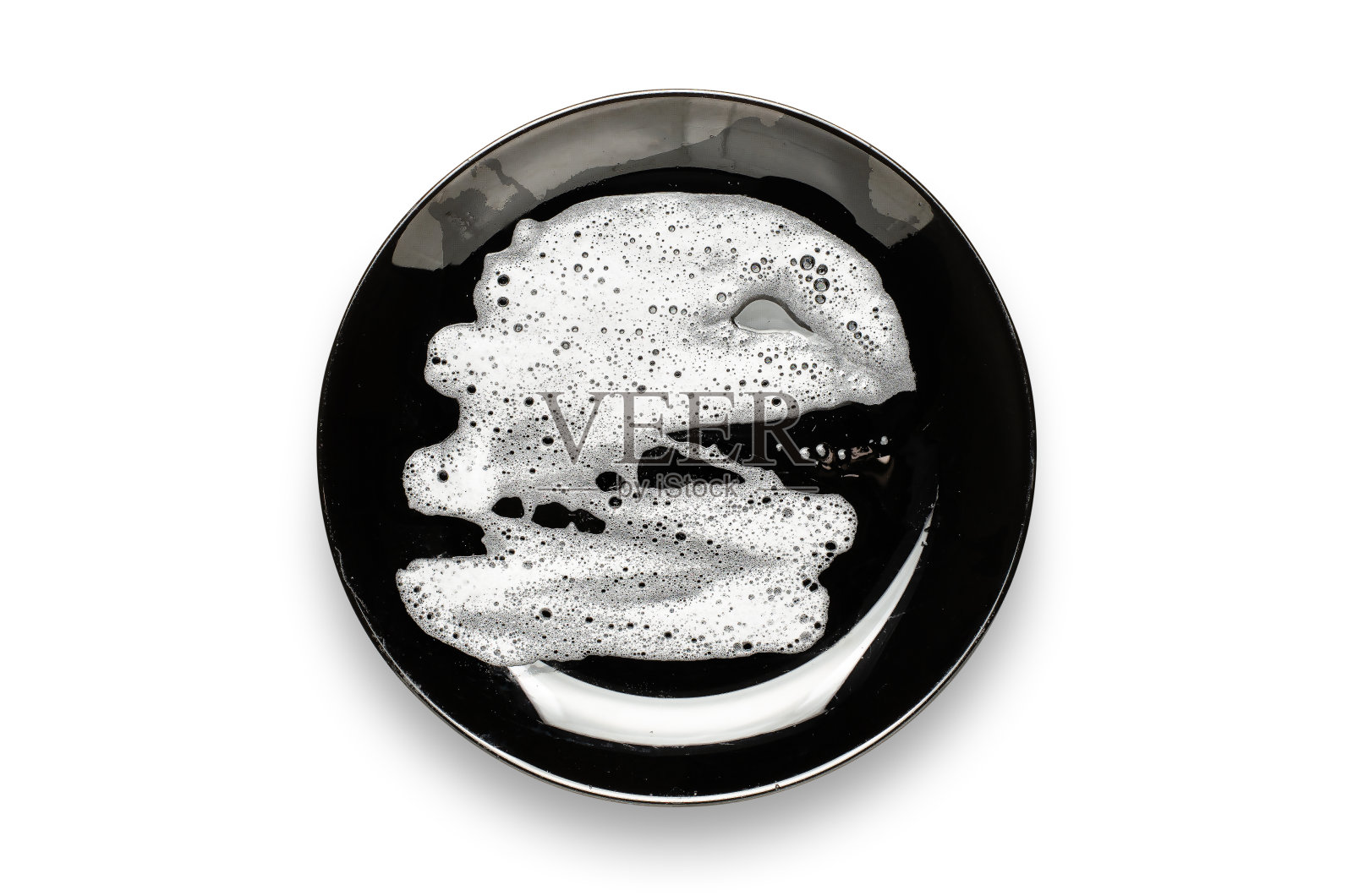 有肥皂泡沫的黑色盘子。饭后洗碗。孤立在白色背景上照片摄影图片