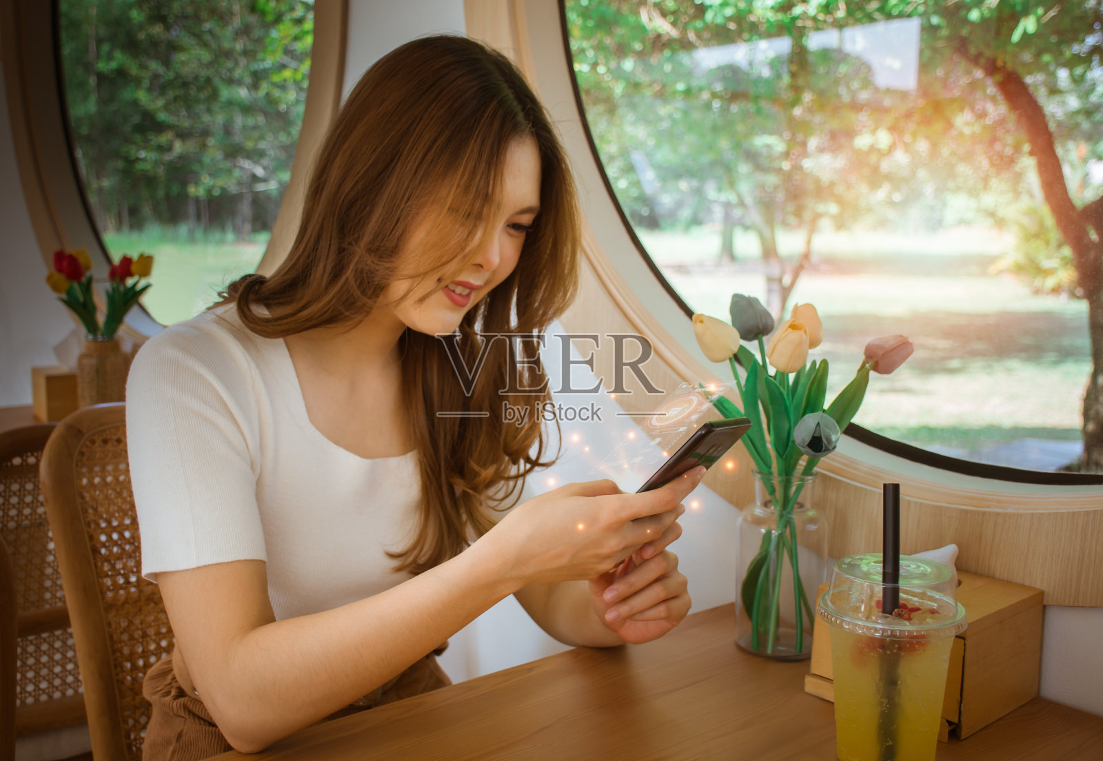 美丽的女人微笑着，用智能手机订购网上购物产品，在咖啡馆用银行应用程序支付账单。通过手机购物。购物车，数字支付网关照片摄影图片