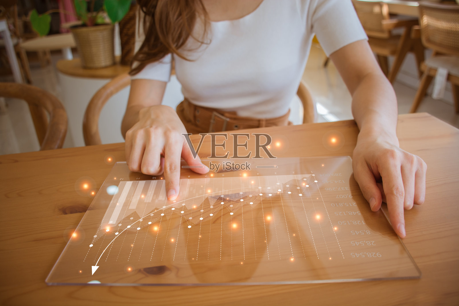 女商人工作在数字未来平板电脑分析商业文件与财务图表，数字营销，市场报告，项目规划，业务数据分析，战略和解决方案。照片摄影图片