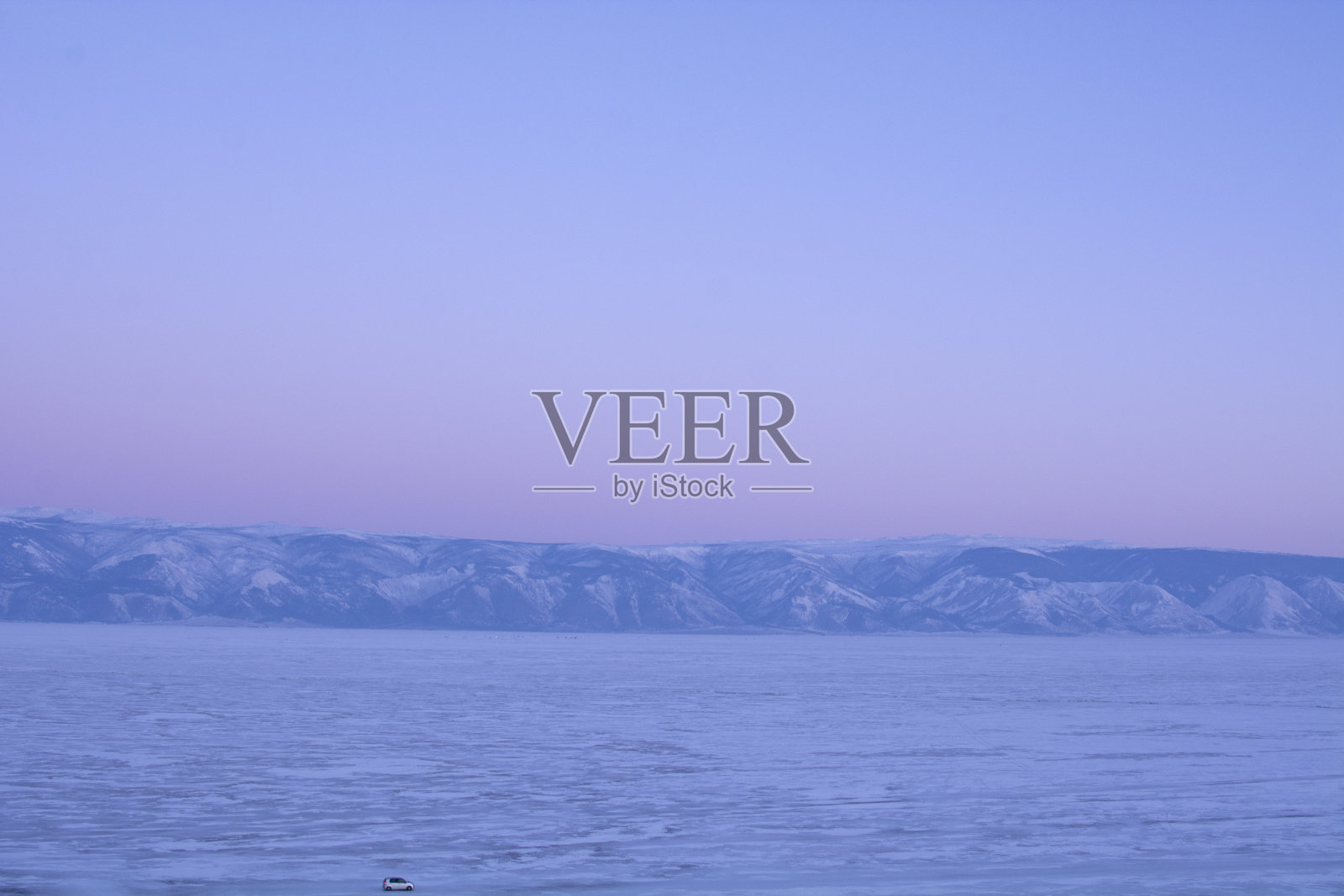 奥尔洪岛在冬季贝加尔湖日出-贝加尔湖，西伯利亚，俄罗斯照片摄影图片