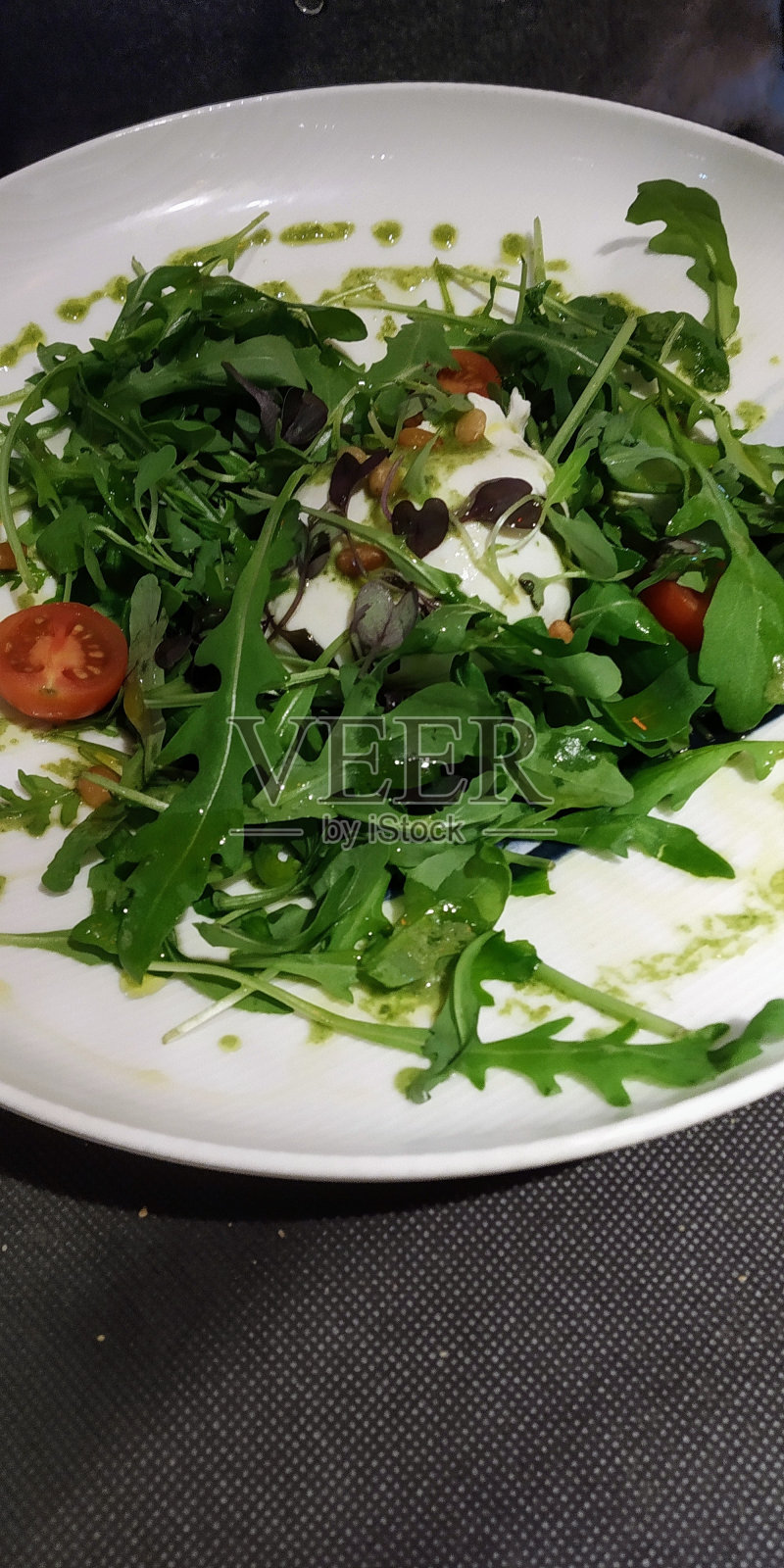 火箭沙拉加奶酪和葡萄干。照片摄影图片