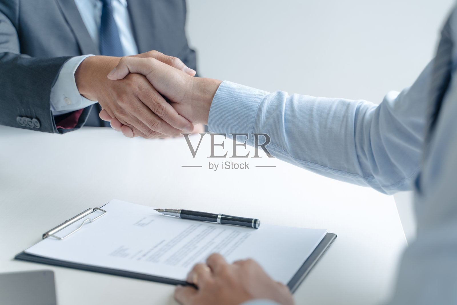 团队合作理念，业务人员手握在一起。照片摄影图片