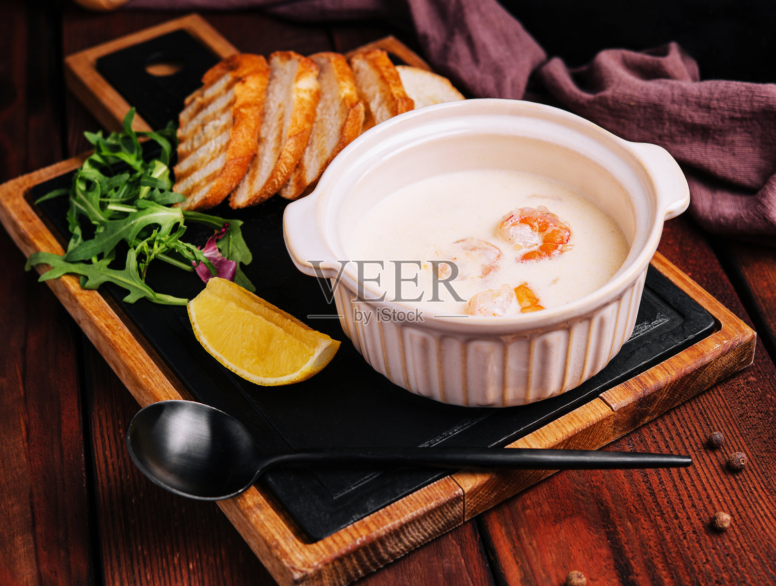 美味的奶油虾仁汤照片摄影图片