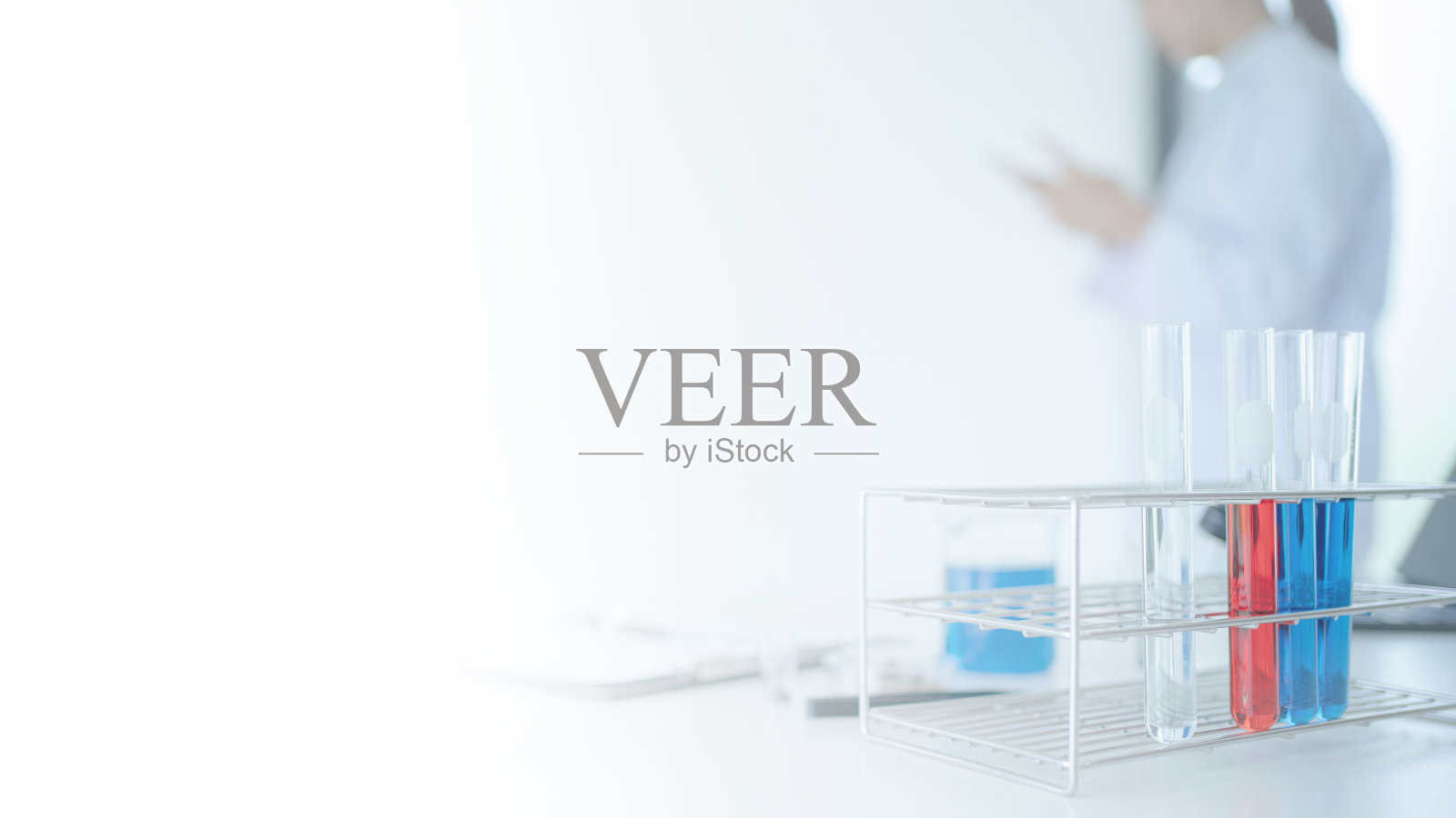 在实验室研究生物技术的技术人员。照片摄影图片