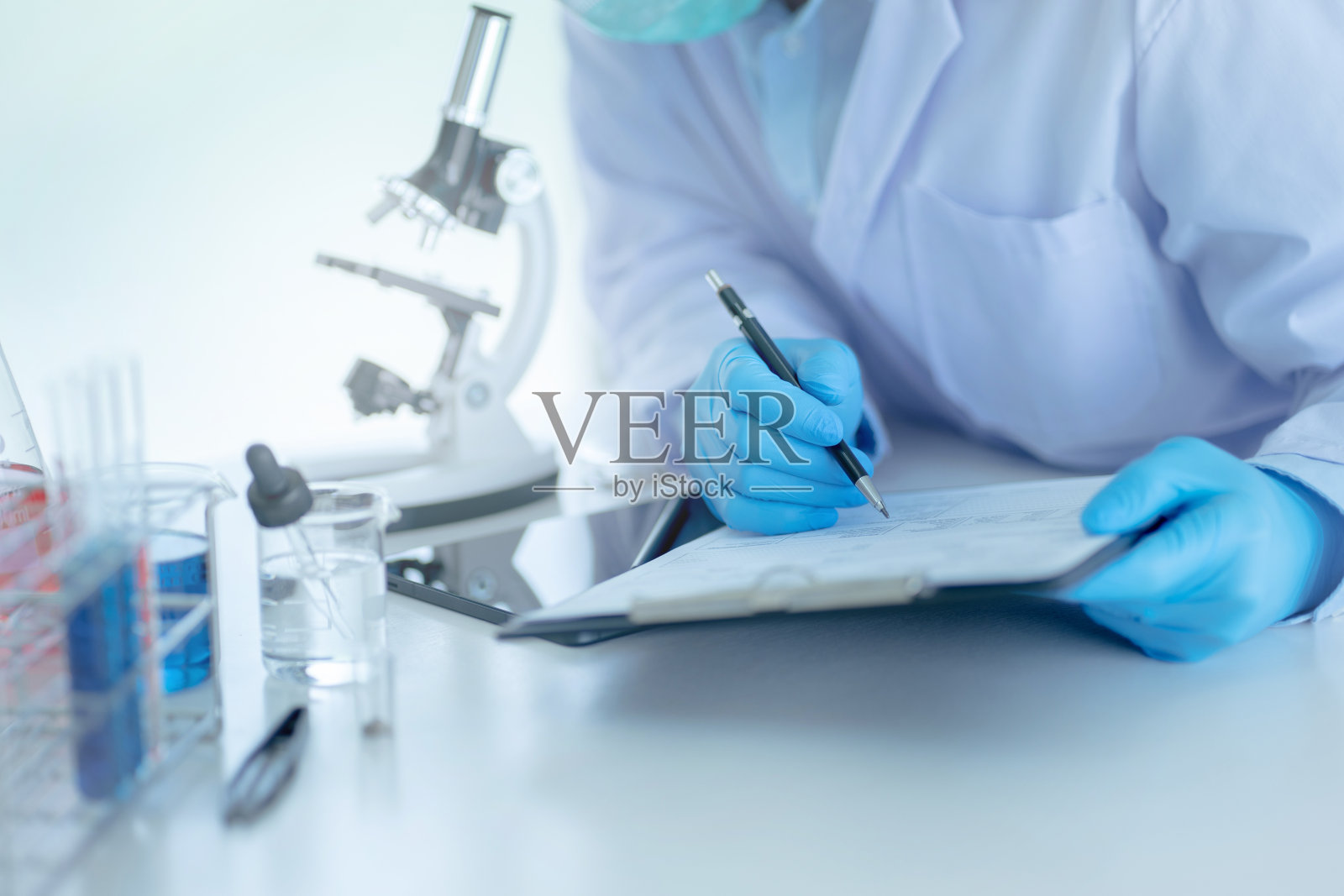 在实验室研究生物技术的技术人员。照片摄影图片