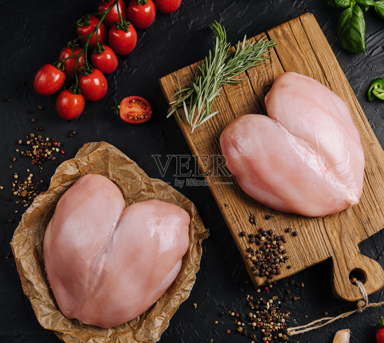 木质砧板上的生鸡肉片，俯视图照片摄影图片