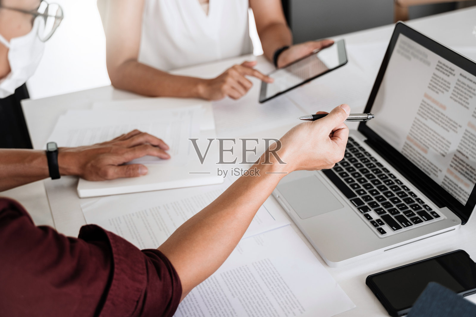 创业理念，一群年轻人头脑风暴分享创业理念。照片摄影图片