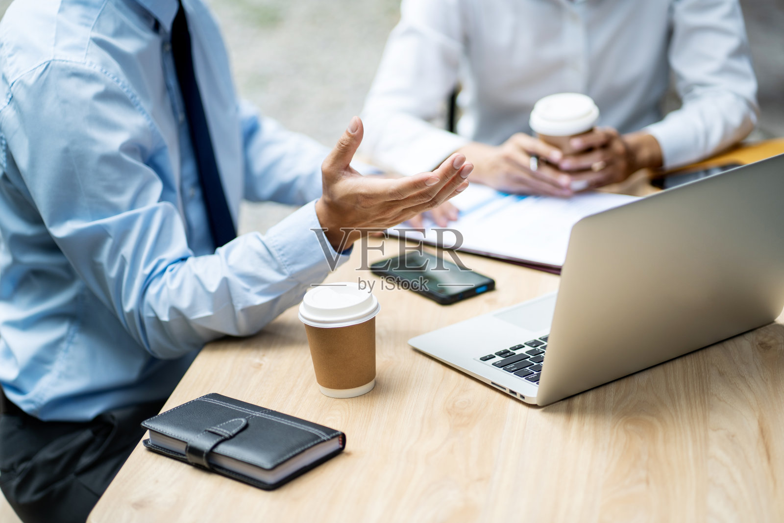 创业团队在现代化办公室讨论战略工作过程。照片摄影图片