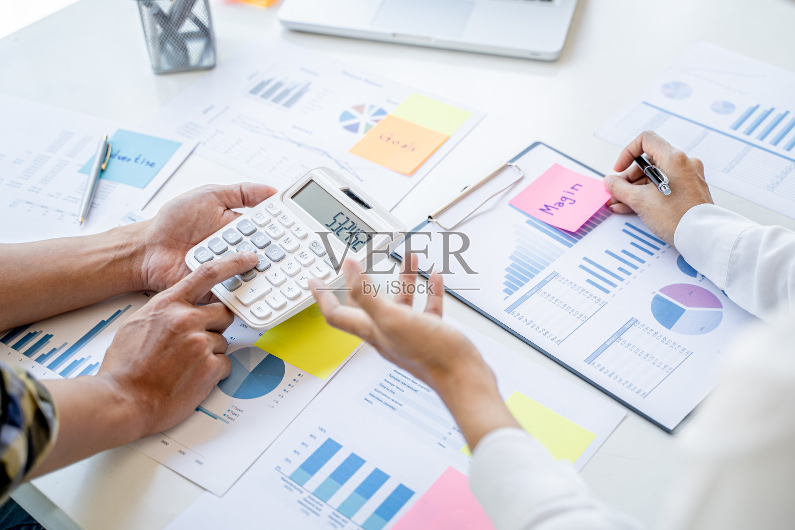 创业团队讨论现代职场的数据报告文件。照片摄影图片