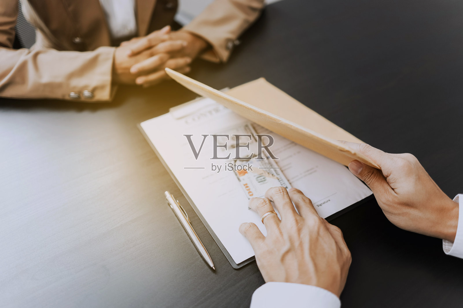 商界人士以美元贿赂换取腐败合同。照片摄影图片