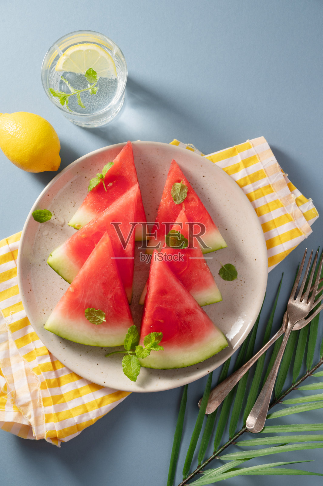 新鲜的西瓜片放在盘子里。夏季抽象食品照片摄影图片