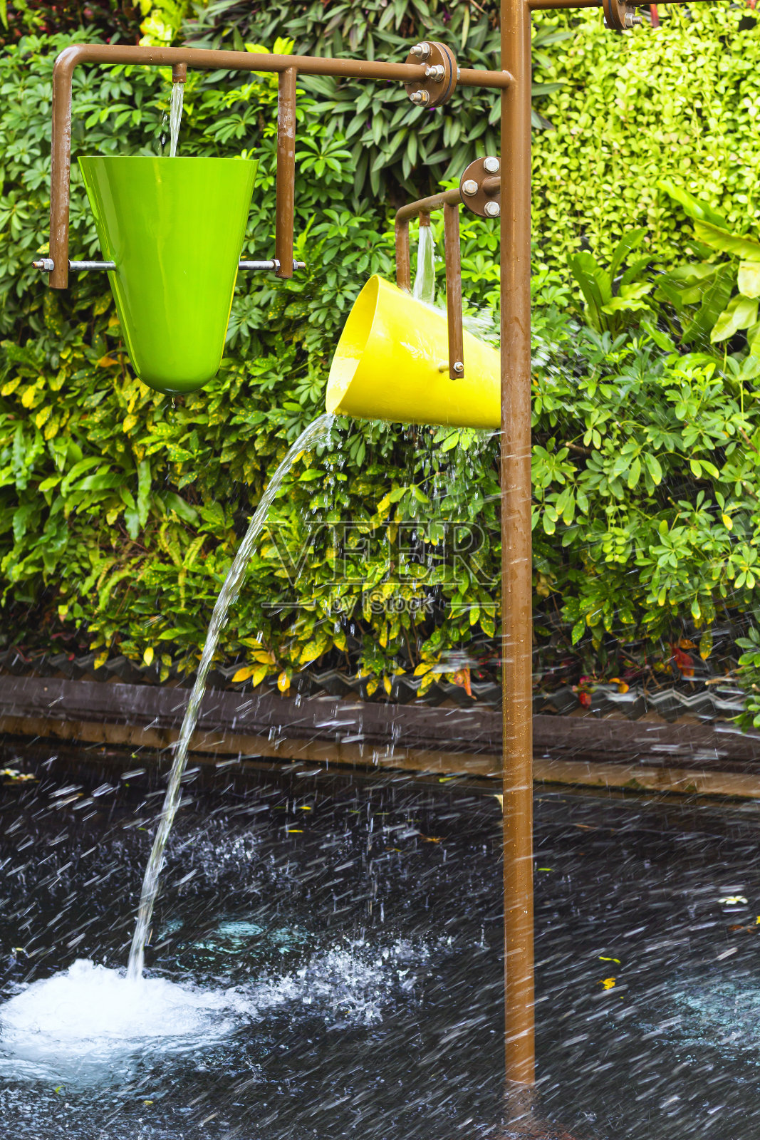 现代街喷泉位于泰国街头，选择性聚焦。植物绿墙上的城市喷泉。照片摄影图片