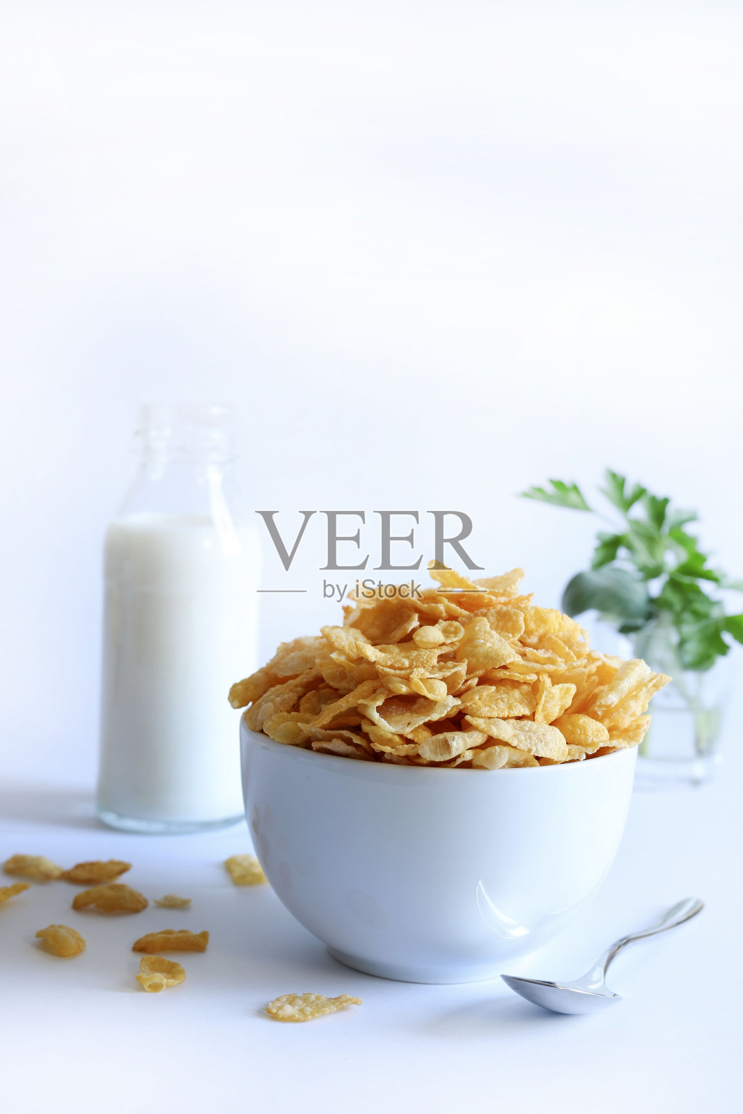 玉米片、谷物和牛奶。照片摄影图片