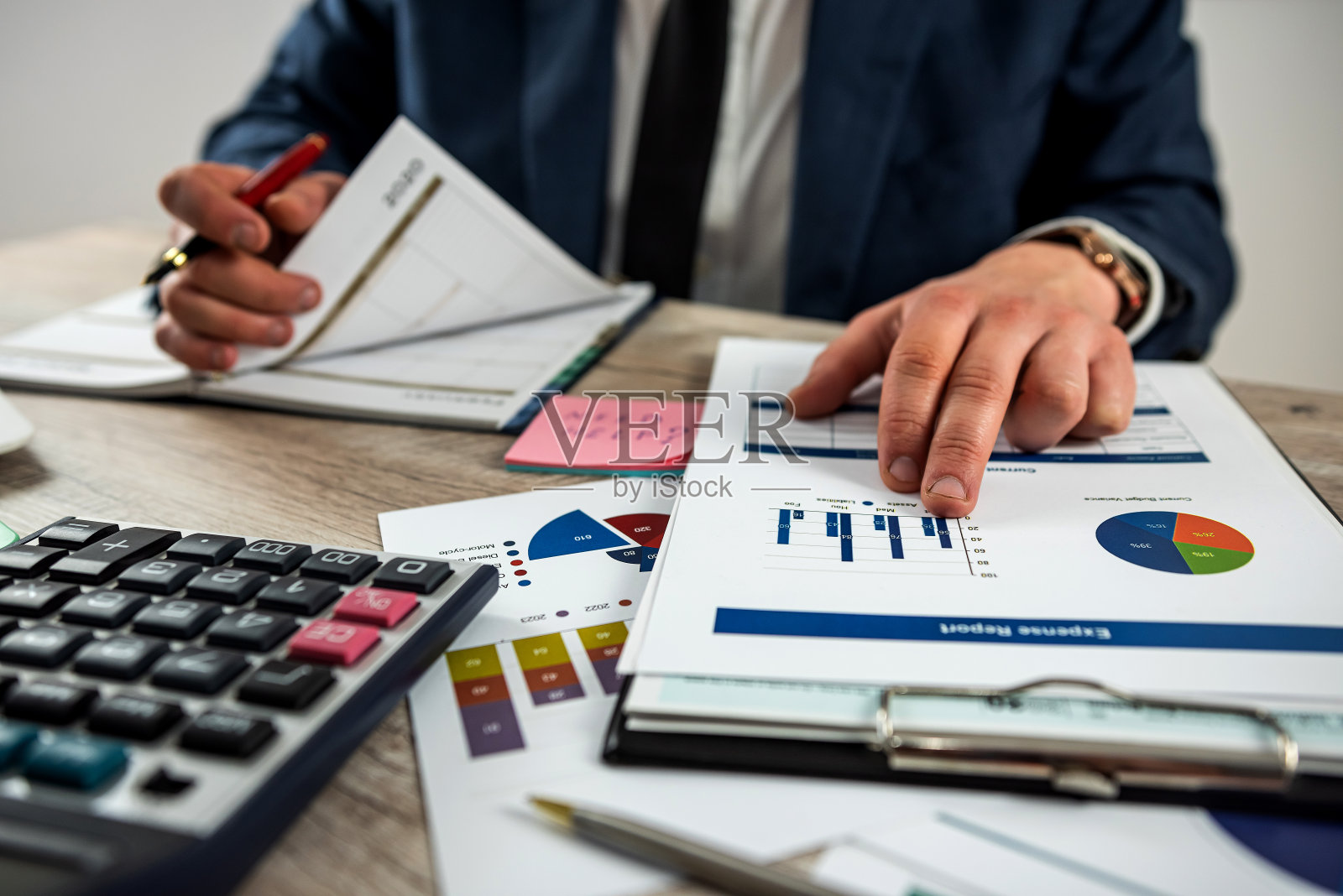 商人用计算器计算会计财务图表和图表照片摄影图片