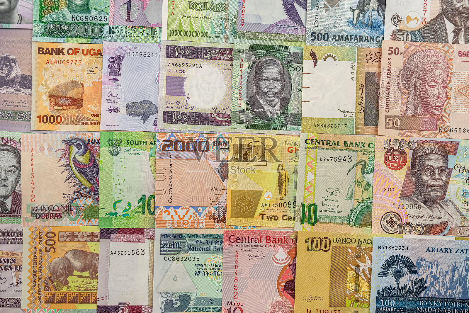 非洲的钱分散在桌子上，所以它被完全覆盖。照片摄影图片