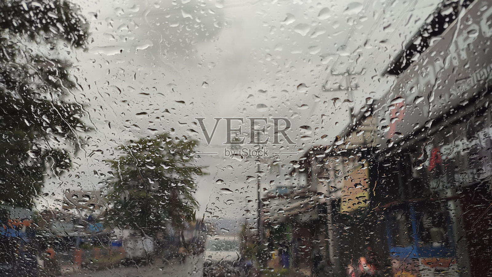 汽车挡风玻璃上的雨水照片摄影图片