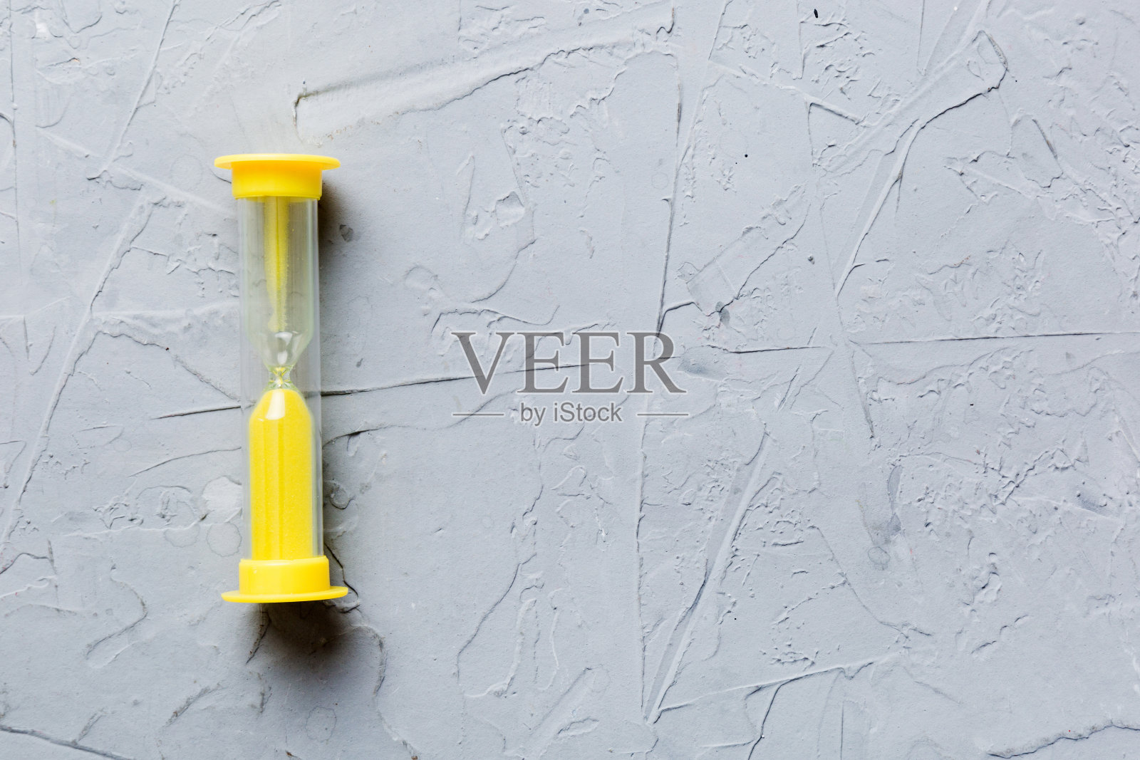 桌子上的沙漏，沙钟作为时间流逝的概念，为业务期限，复制空间照片摄影图片