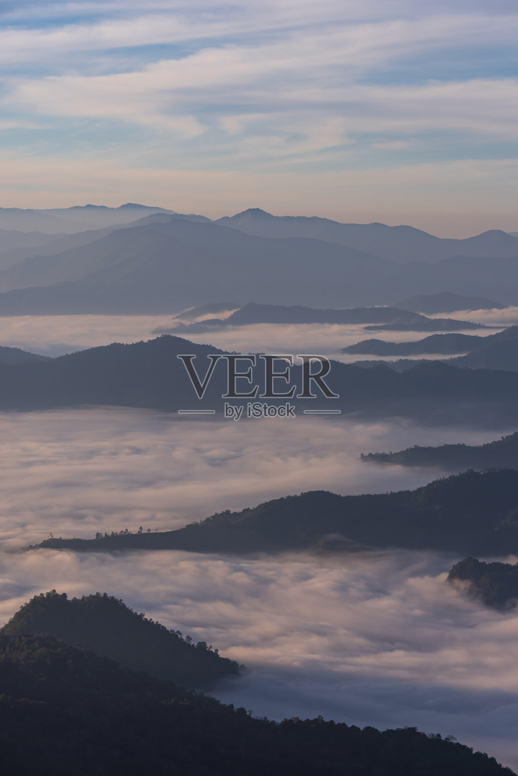 从泰国清莱的富芝岛山顶看冬季日出时的山和雾海景观照片摄影图片