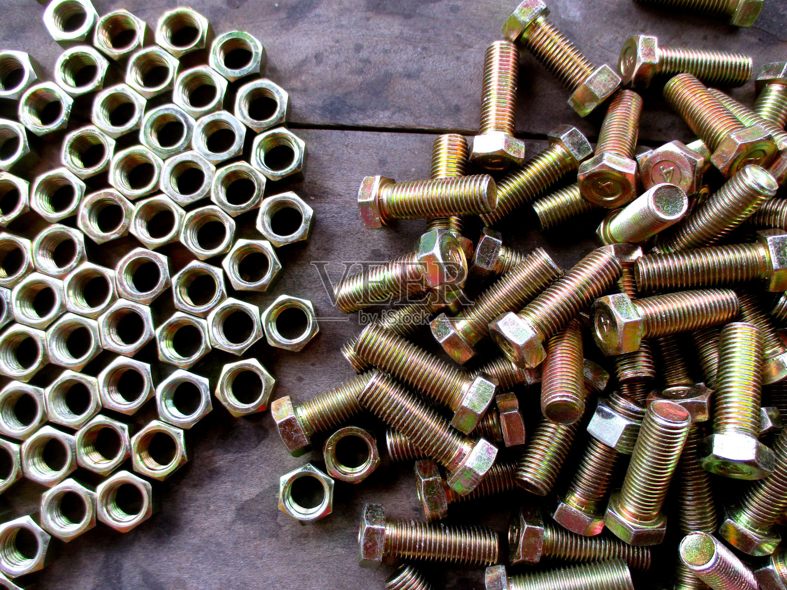 从俯视图拍摄螺栓和螺母照片摄影图片