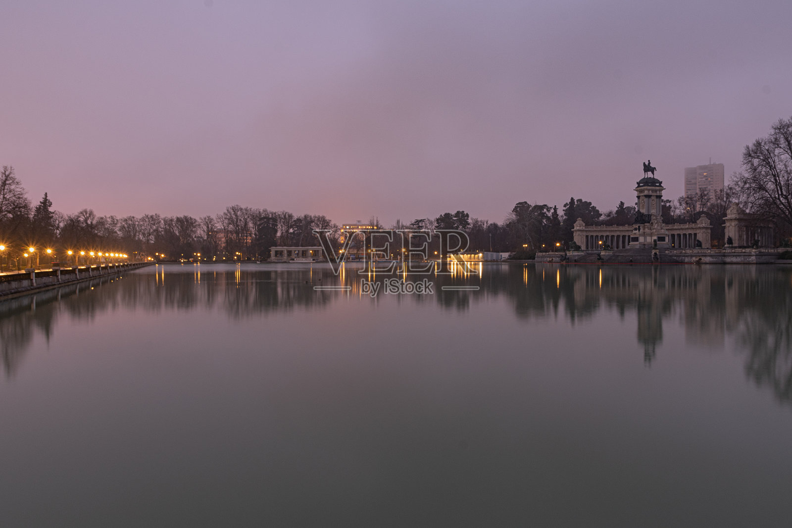 傍晚，黎明前的丽池公园池塘照片摄影图片