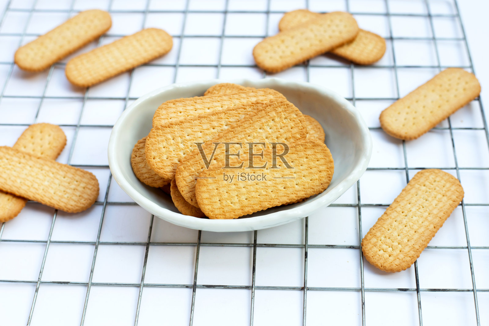 白底饼干。照片摄影图片