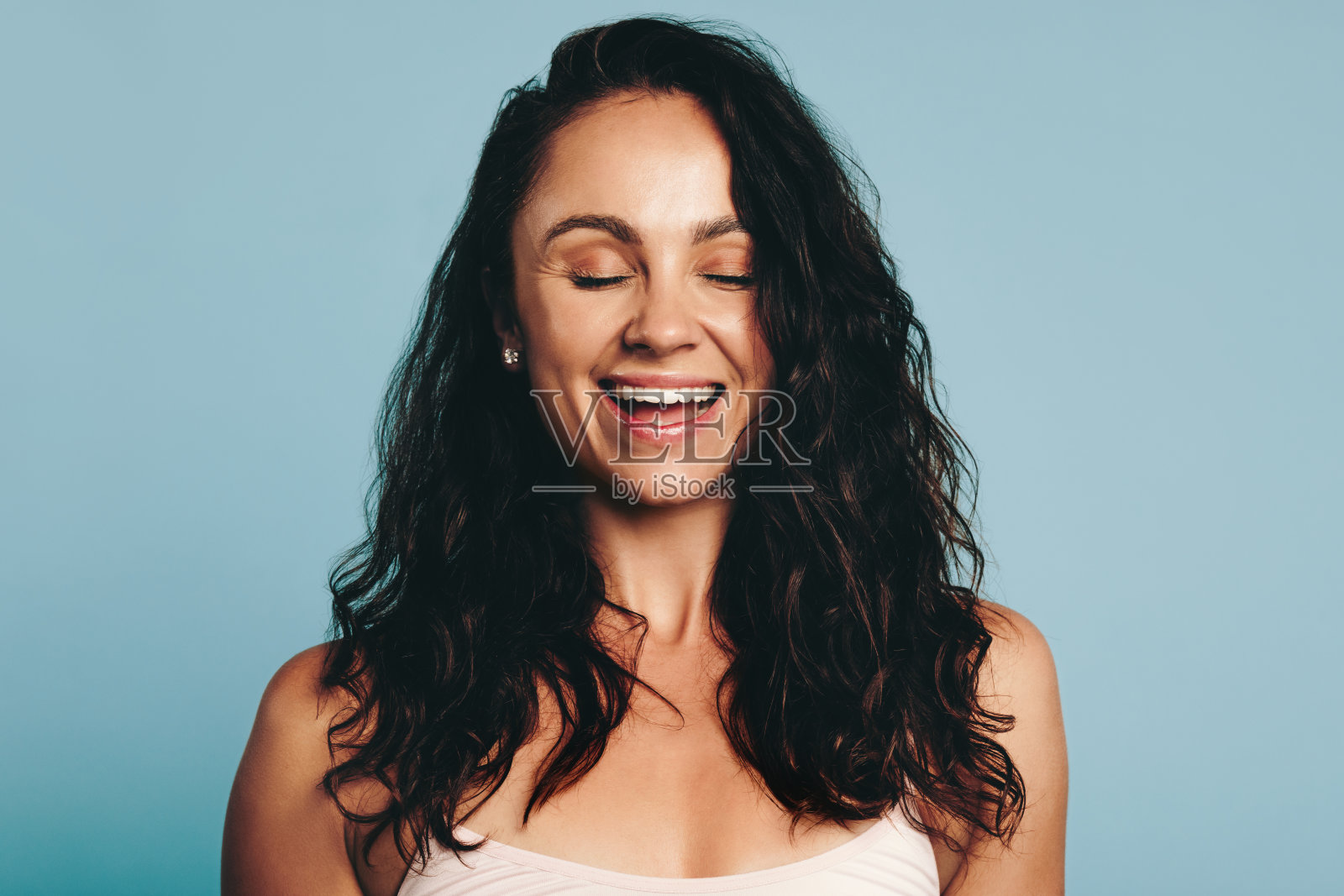 自信的年轻女子在工作室微笑照片摄影图片