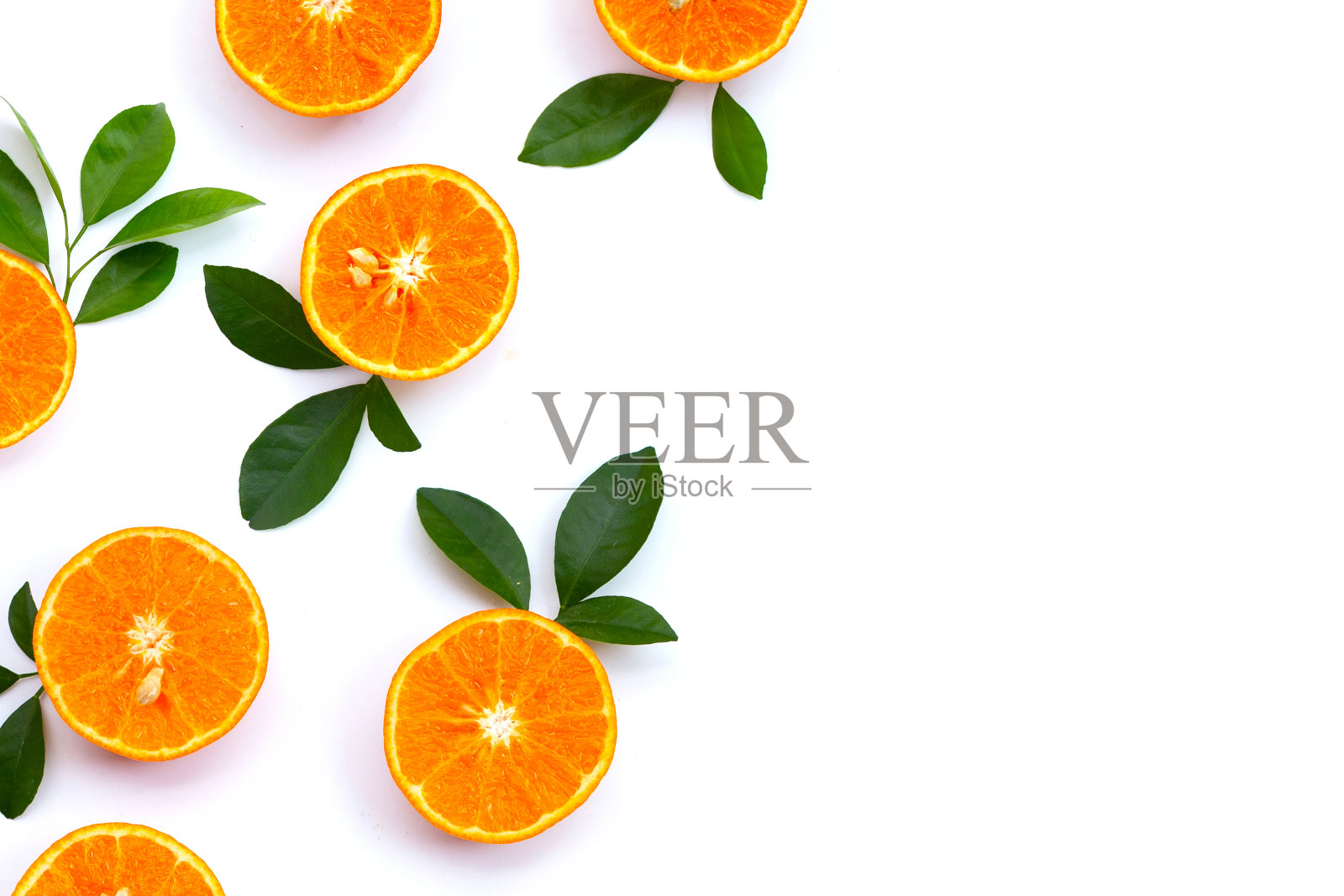 白色背景的橙色水果。柑橘类水果热量低，维生素C和纤维含量高照片摄影图片