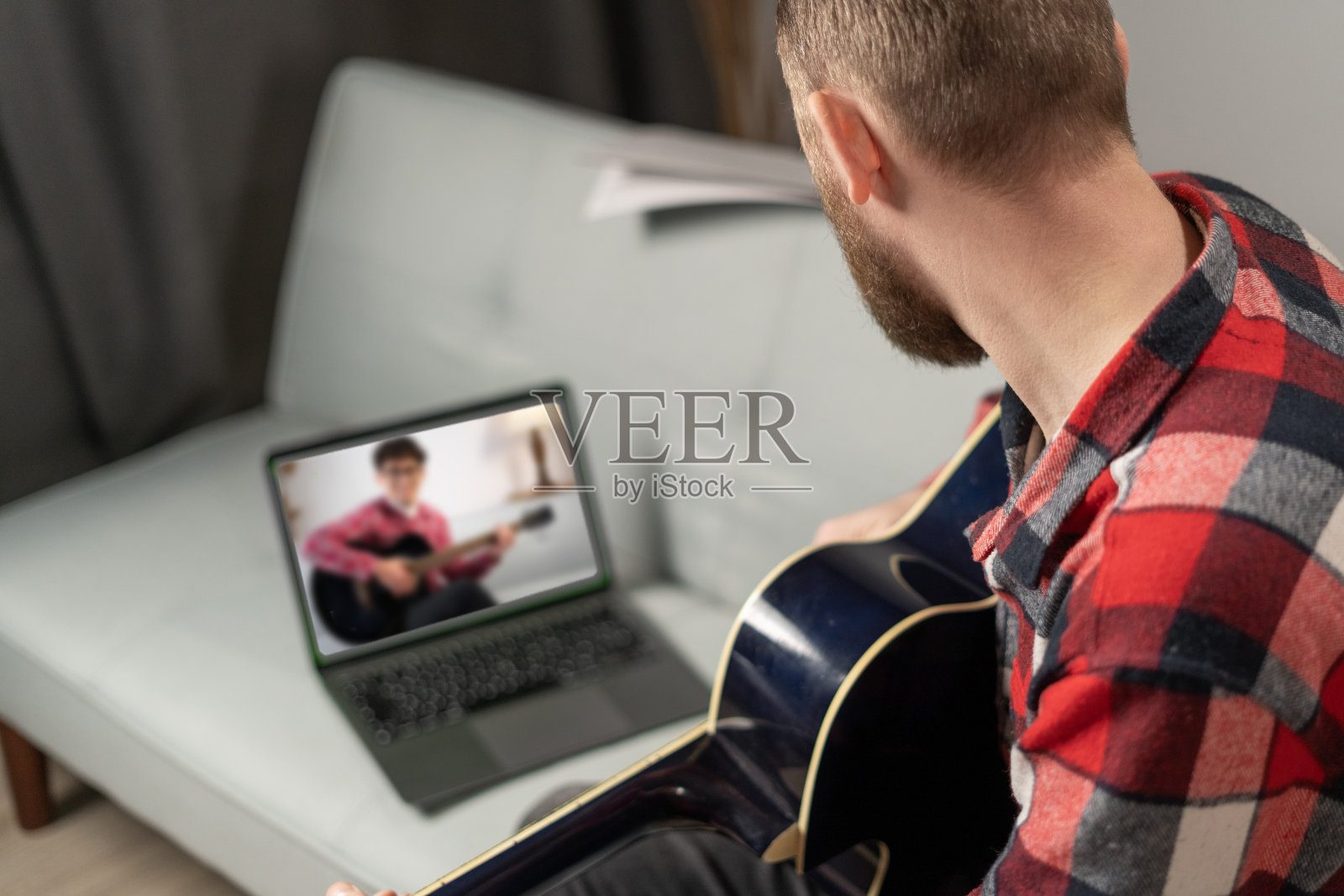 吉他课教程与笔记本电脑。学生音乐课程。科技和休闲。教授如何演奏乐器的教授。在家录制在线音乐课程。照片摄影图片