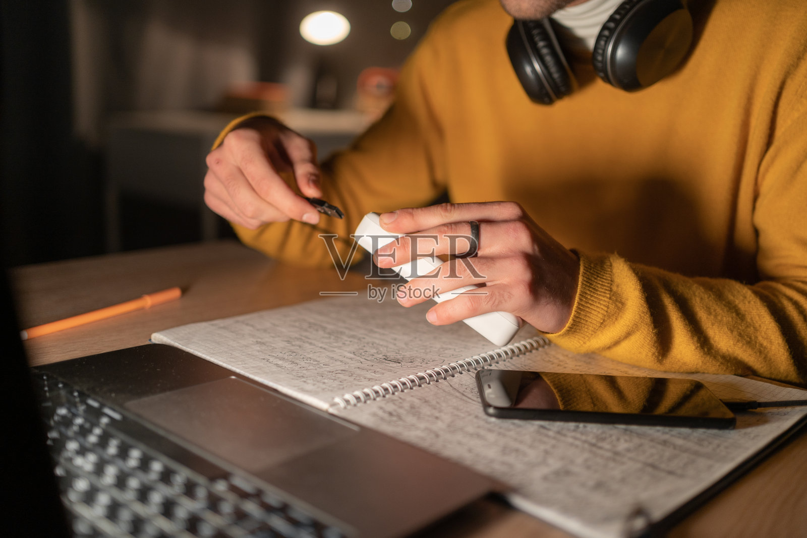 男子从能源充电宝连接手机充电。科技设备充电器概念。照片摄影图片