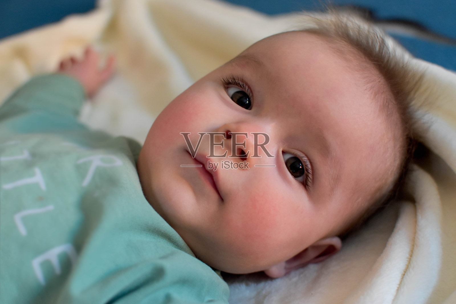 可爱的小男孩特写照片摄影图片