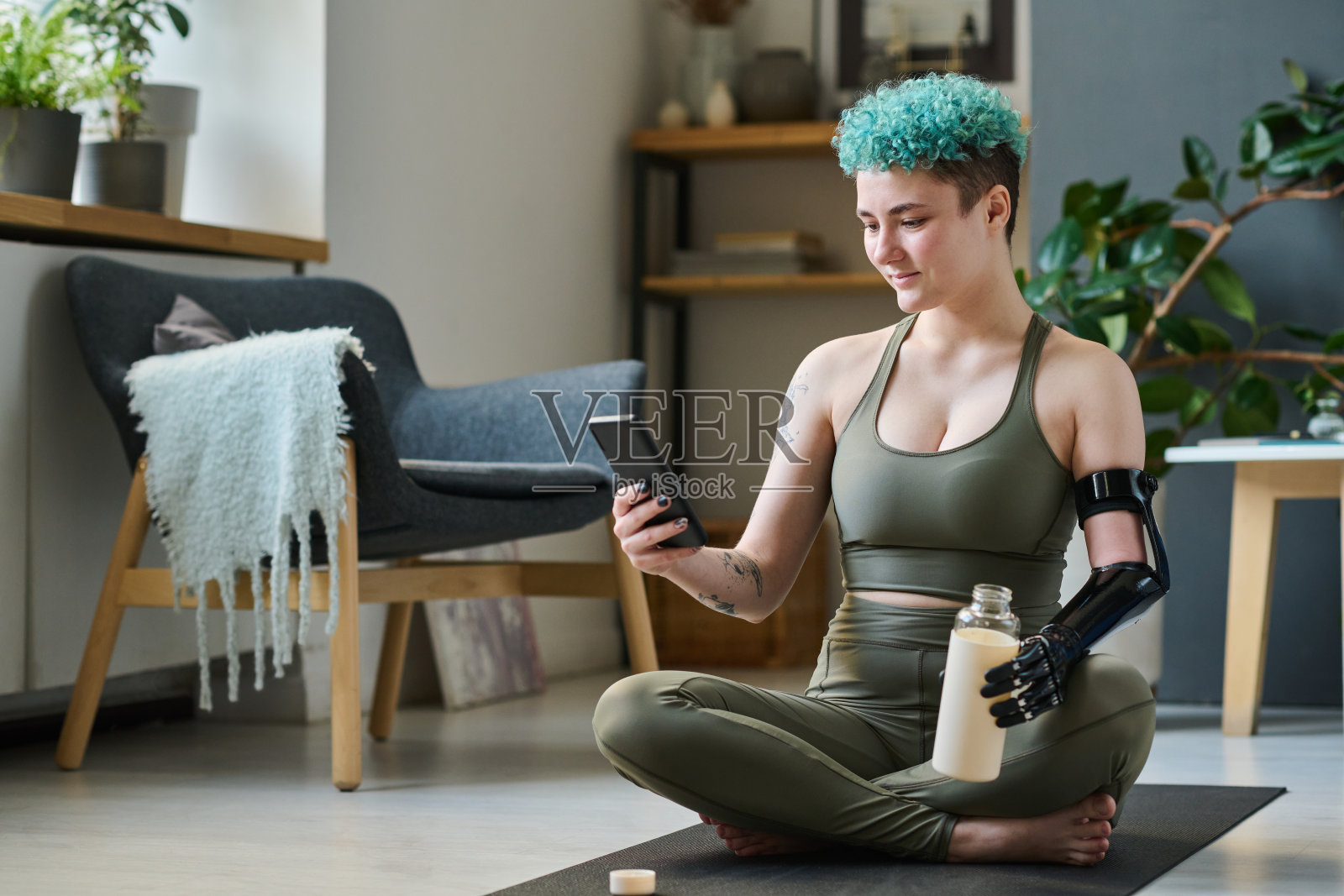 残疾妇女使用手机照片摄影图片